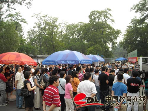 �߿�����һ��(g��)��ͥ�Ŀ��(y��n)���D�鿼��(ch��ng)��Ⱥ���㿼���L(zh��ng)�����DƬ��Դ�ھW(w��ng)�j(lu��)��