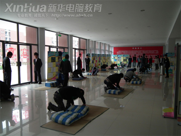 安徽新華電腦專修學(xué)院_“我型我秀”疊軍被比賽現(xiàn)場(chǎng)