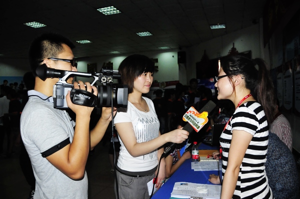 ���ˆ�λ���ڽ��ܡ����A�W�j�l����ӛ�ߵĲ��L