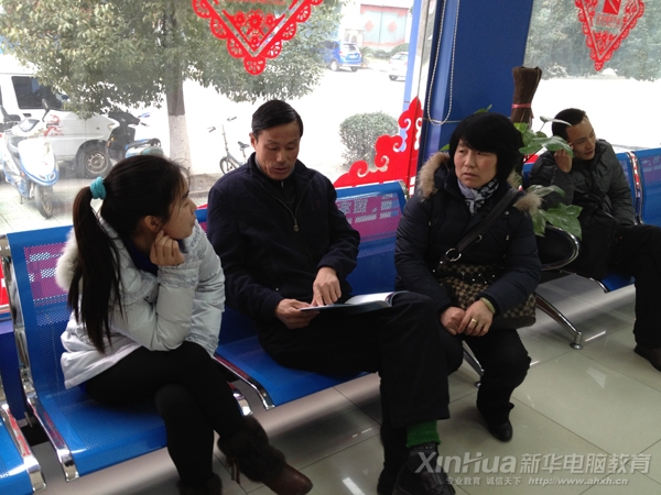 新生父母正在叮囑孩子努力學好技能