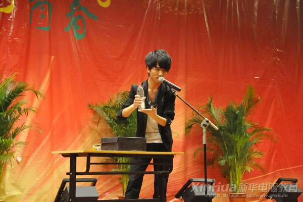 精彩滑稽的魔術表演