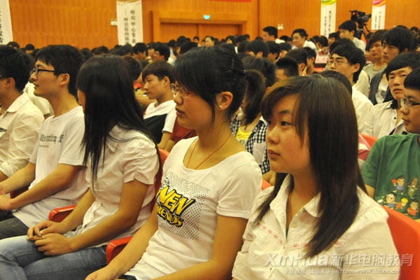 同學們在認真聽選手們的激情演講