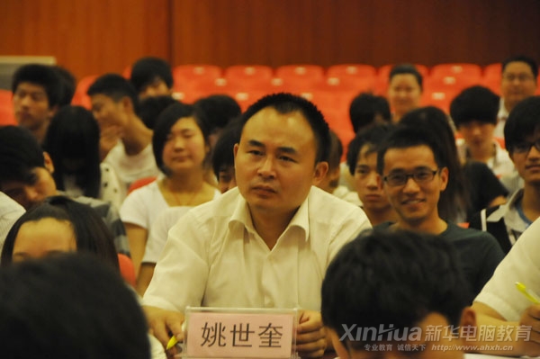 新華教育集團就業部經理姚世奎在現場觀看演講比賽