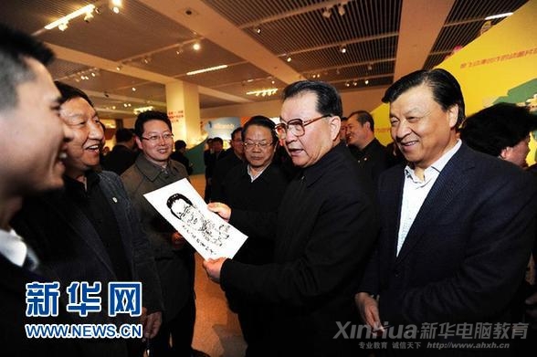 參展工作人員向李長春贈送動漫肖像畫