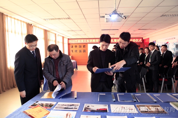 學院領導翻閱2012平面項目實訓精英班學生的畢業作品