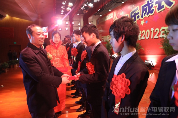 安徽新華電腦專修學院副院長孫禮平為獲獎學子頒獎